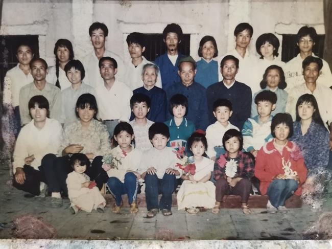 四版之一 全家福，曾祖父坐在中间.jpg