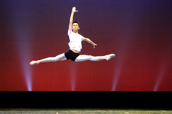 nEO_IMG_中国舞赛åœ?浙江艺术职业学院李磊同学技巧技能展ç¤?摄影:厉定国.jpg