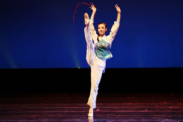 nEO_IMG_中国舞赛åœ?浙江艺术职业学院施青同学表演《喜儿》,摄影:钱赟超.jpg